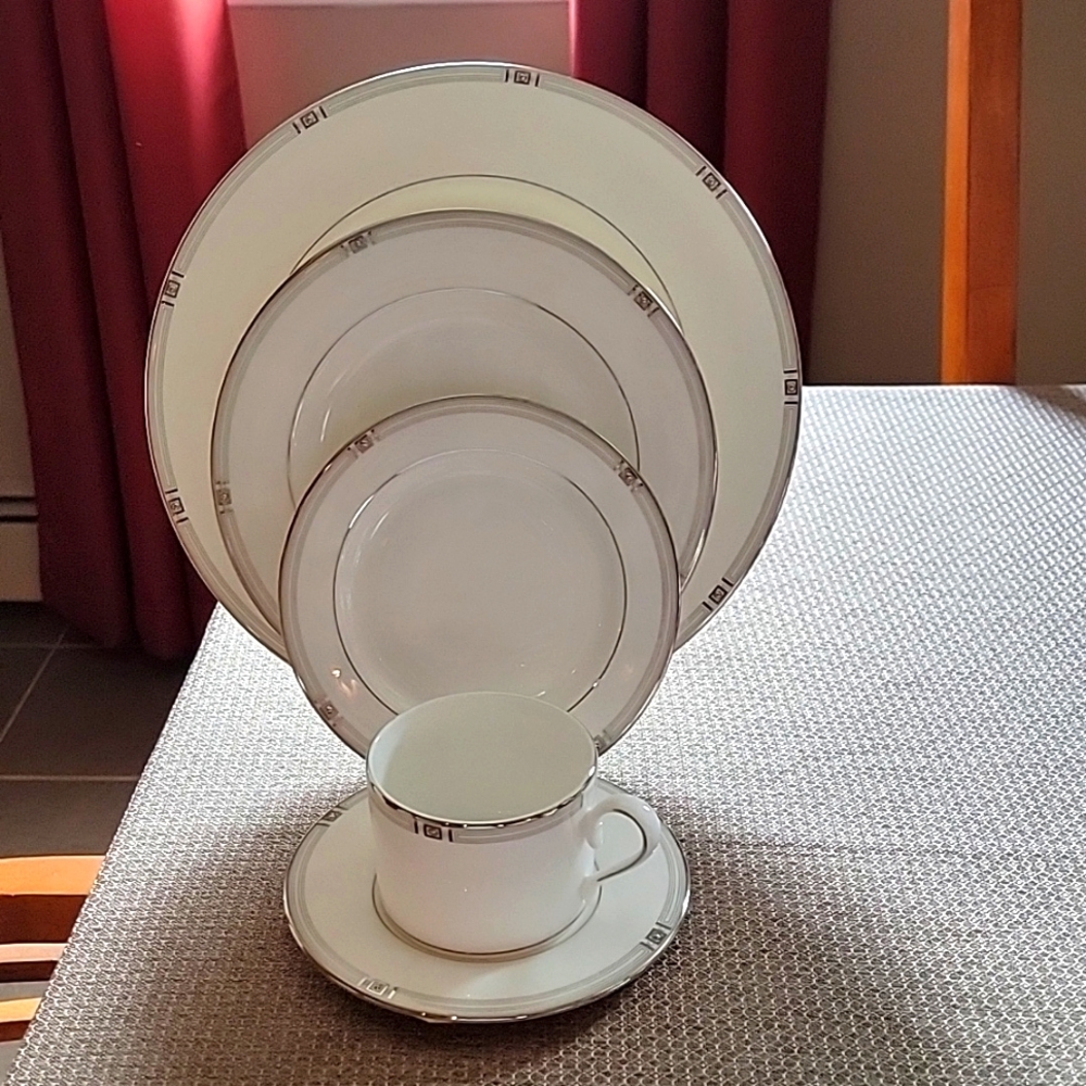 Lenox Westerly Platinum China Service for 8